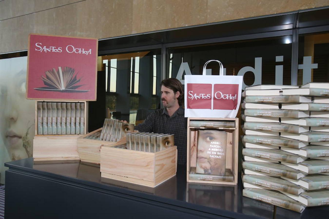 El abogado y escritor logroñés Andrés Pascual ha presentado esta tarde su nueva novela, 'A merced de un dios salvaje' (Espasa, 2018), en el palacio de congresos Riojafórum en el marco de un «acto institucional».