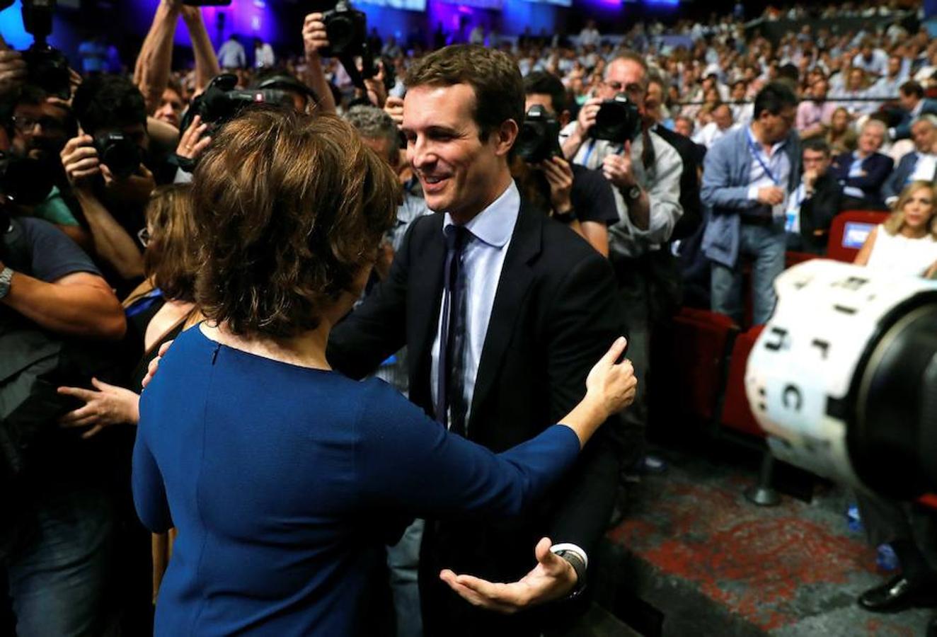 Pablo Casado se convierte en el nuevo presidente del partido en sustitución de Mariano Rajoy y recibe la felicitación de su adversaria.