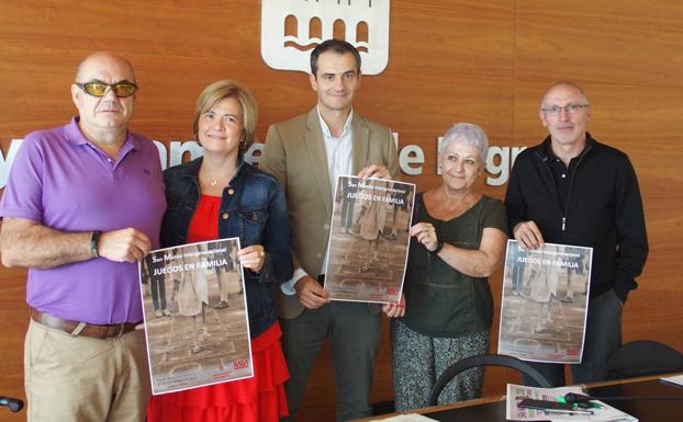 Presentación de los actos para los mayores.