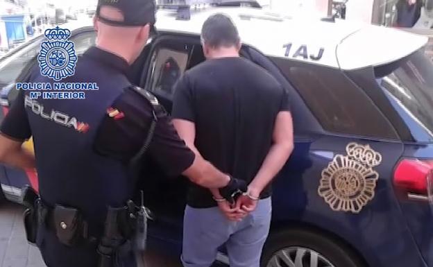 Agentes de la Policía Nacional detienen al secuestrador.