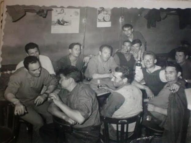Un grupo de amigos, en un bar de Arenzana