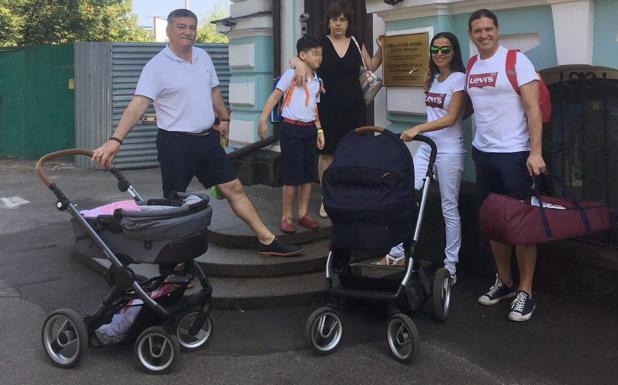 Fotografía facilitada por una de las familias que se encuentran en Kiev (Ucrania) con hijos fruto de gestación subrogada. 