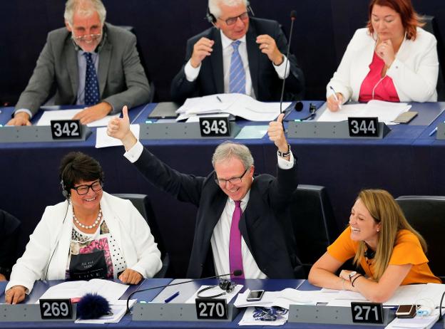 El ponente de la nueva ley, el alemán Axel Voss, del PP Europeo, eufórico al conocer el resultado. 