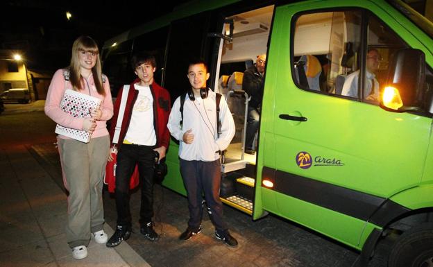 Alumnos de Cervera, ante un transporte escolar