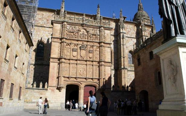 Fachada principal de la Universidad de Salamanca. 