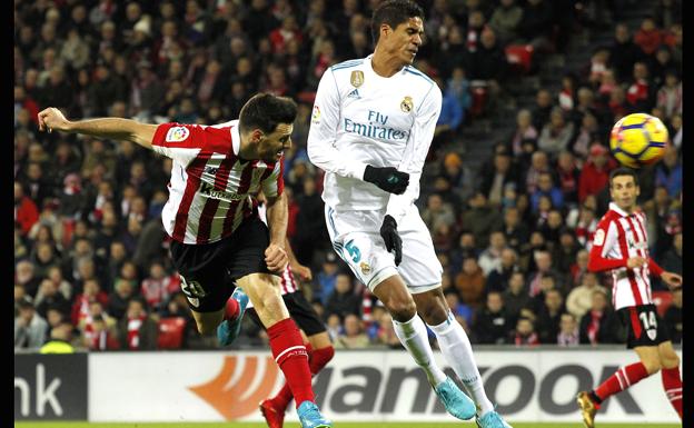 Raphael Varane y Aritz Aduriz durante un Athletic Club-Real Madrid