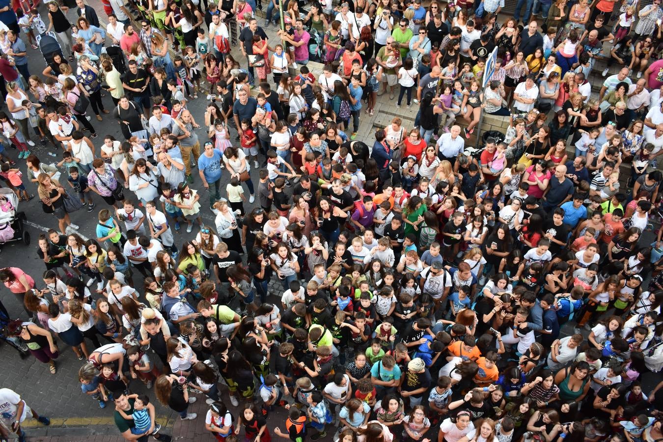 La Corporación infantil leyó el pregón y protagonizó el disparo del cohete que abre cinco días de fiesta por Santa Eufemia