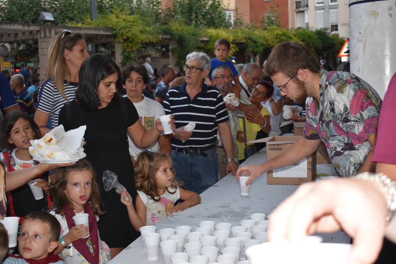 La Corporación infantil leyó el pregón y protagonizó el disparo del cohete que abre cinco días de fiesta por Santa Eufemia