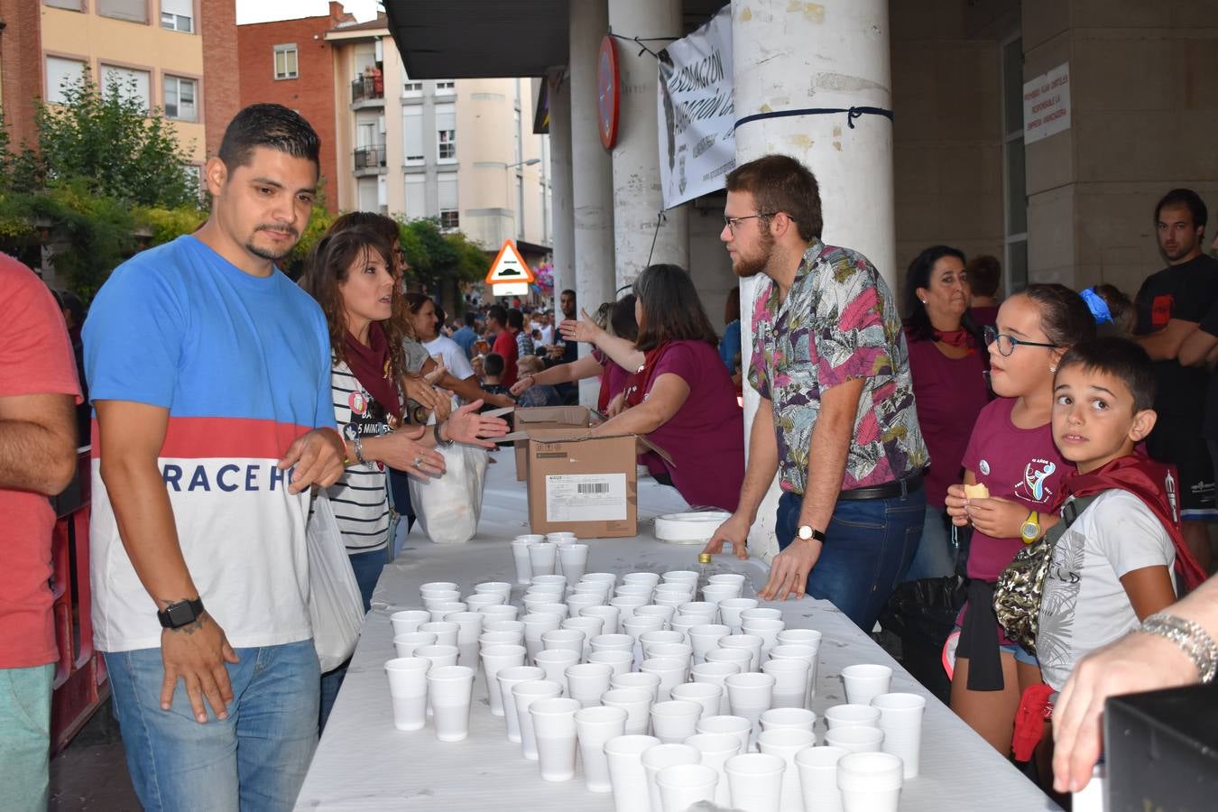 La Corporación infantil leyó el pregón y protagonizó el disparo del cohete que abre cinco días de fiesta por Santa Eufemia