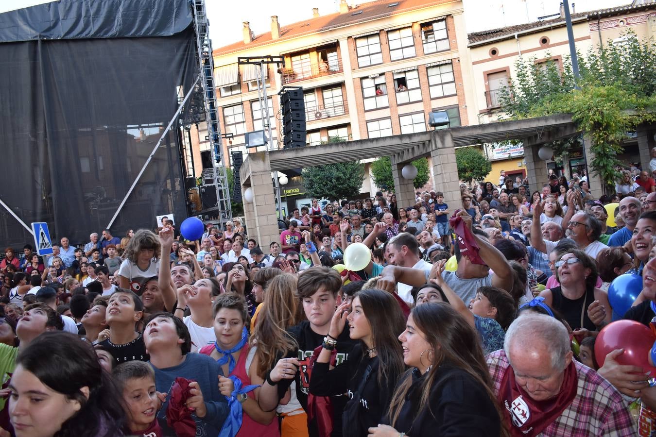 La Corporación infantil leyó el pregón y protagonizó el disparo del cohete que abre cinco días de fiesta por Santa Eufemia