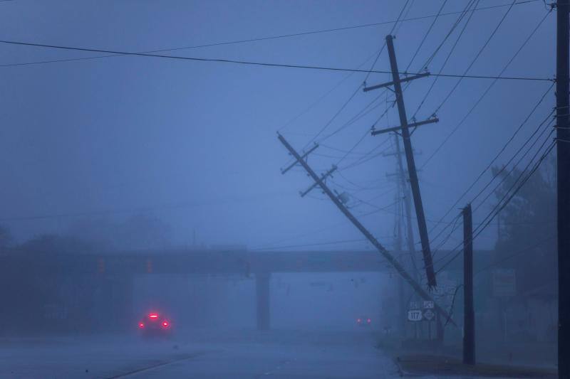 Postes de la luz semi caídos tras el paso del huracán Florence, en Wilmington.