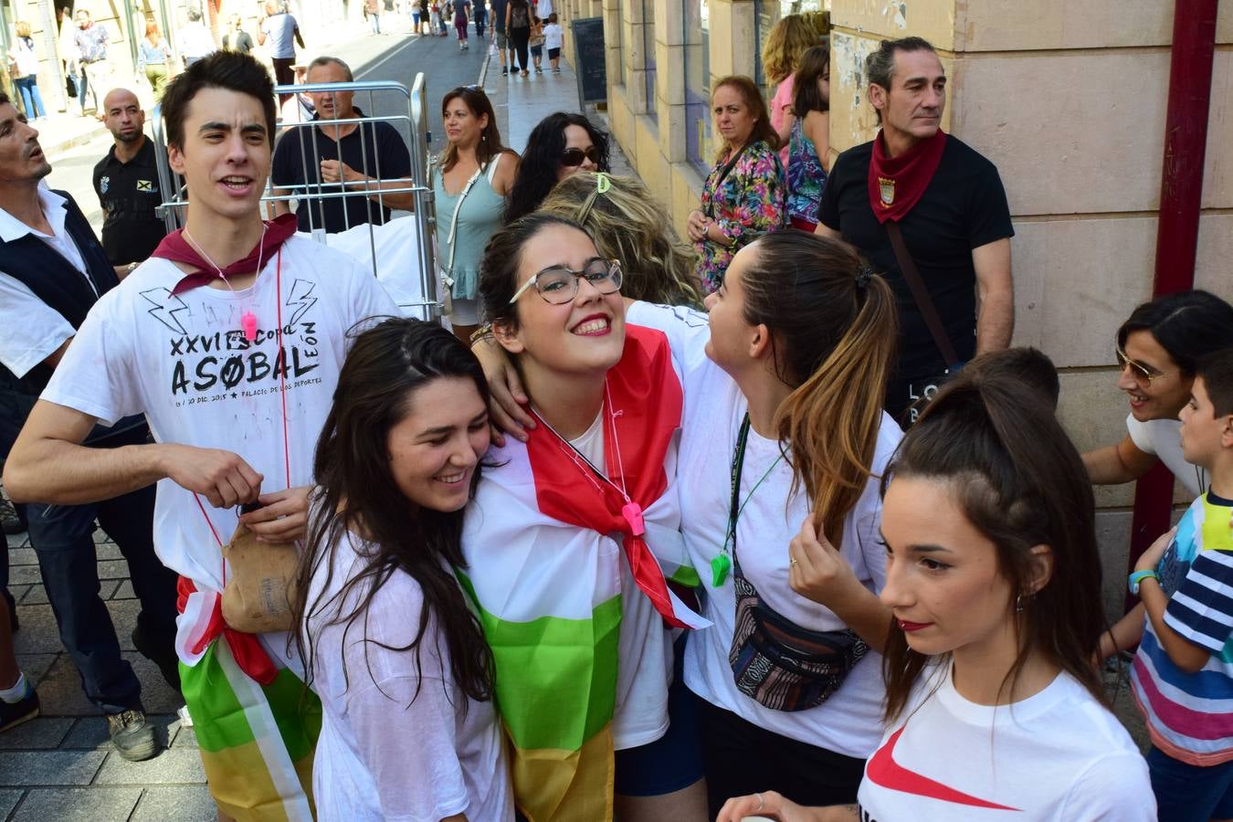 Miles de personas llenan hoy las calles de Logroño.