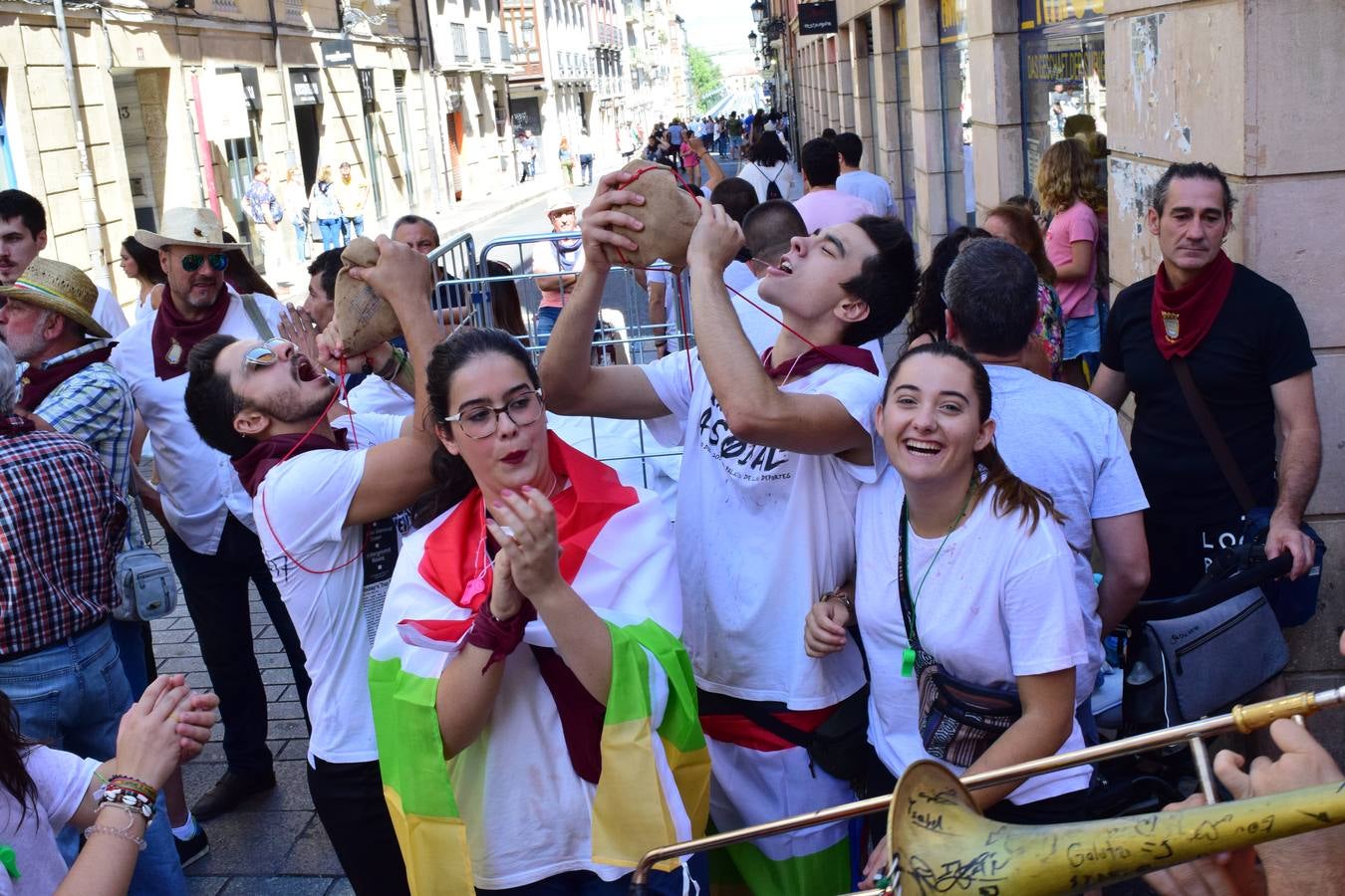 Miles de personas llenan hoy las calles de Logroño.