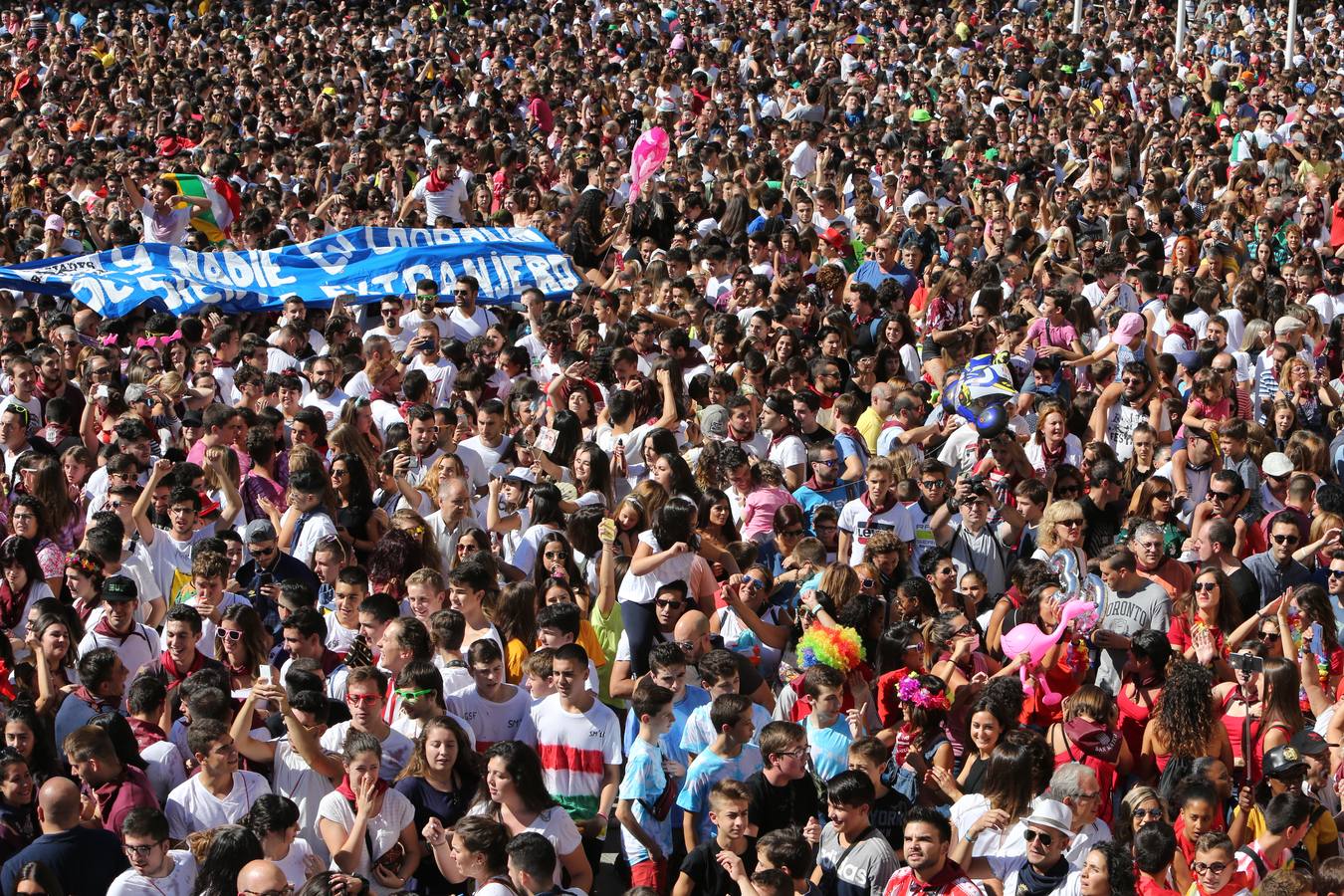 La plaza abarrotada, y nuestros fotógrafos echando humo: miles de personas en el Ayuntamiento