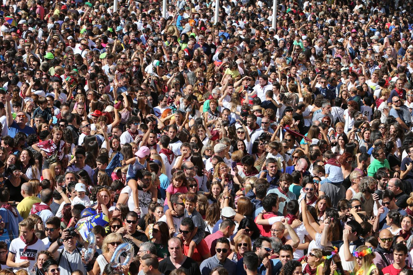 La plaza abarrotada, y nuestros fotógrafos echando humo: miles de personas en el Ayuntamiento