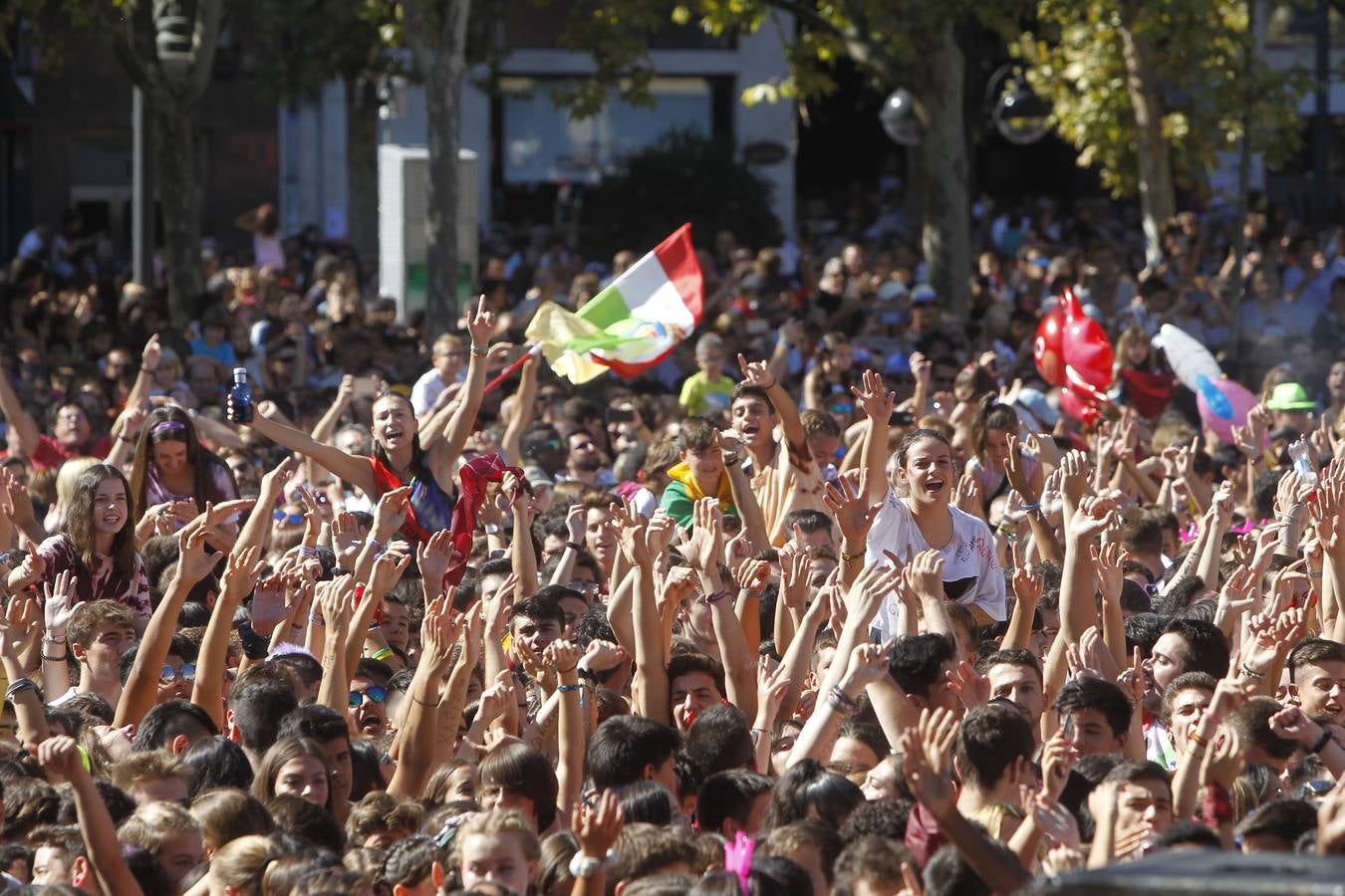 Las imágenes de la plaza del Ayuntamiento en el disparo del cohete