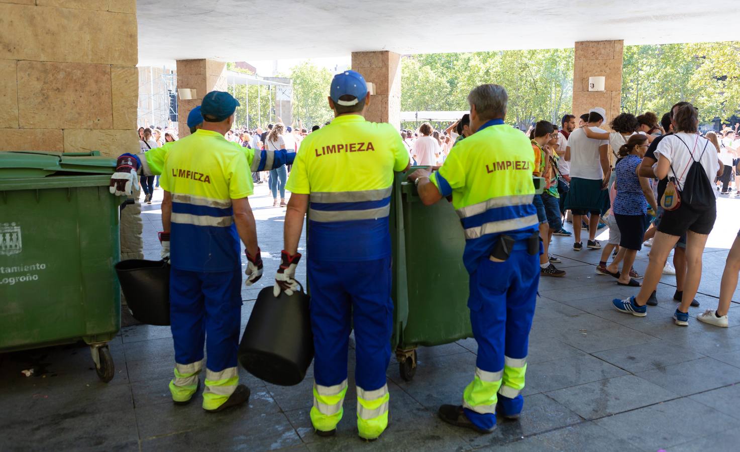 Miles de personas llenaron la plaza logroñesa el primer día de fiestas.