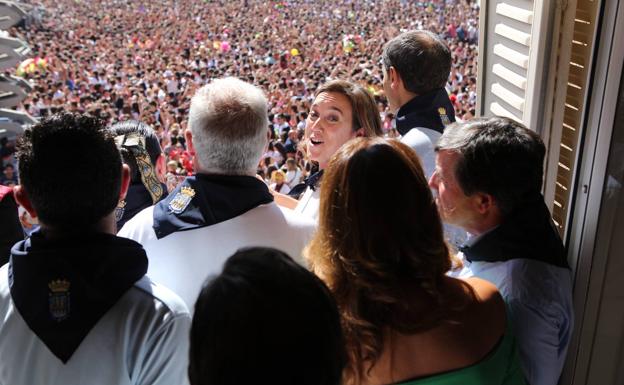 La alcaldesa, cantando al unísono con la plaza