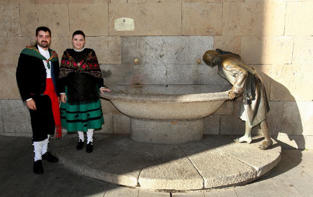 Los vendimiadores, Andrea Ruiz y Álvaro Marín, con la Dama de la Fuente que se refresca en el Ayuntamiento logroñés. :: jonathan herreros