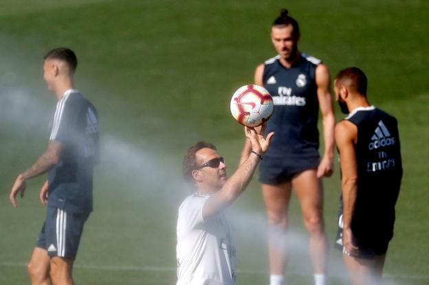 Lopetegui juega con un balón en Valdebebas ante Bale y Benzema, goleadores madridistas. :: efe