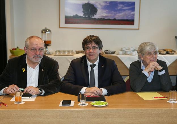 Puigdemont, junto a los exconsejeros Puig y Ponsati, en Bélgica el pasado febrero. :: stephanie lecocq / efe