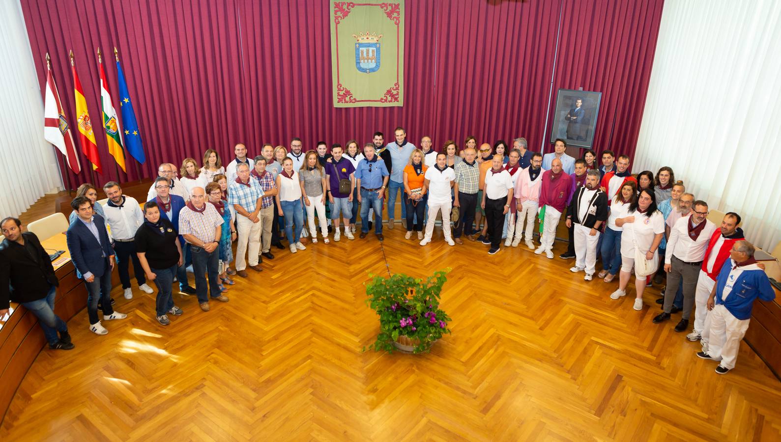 El salón de plenos del Ayuntamiento ha acogido la imposición de pañuelos de las fiestas de San Mateo.