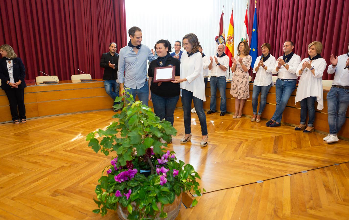 El salón de plenos del Ayuntamiento ha acogido la imposición de pañuelos de las fiestas de San Mateo.