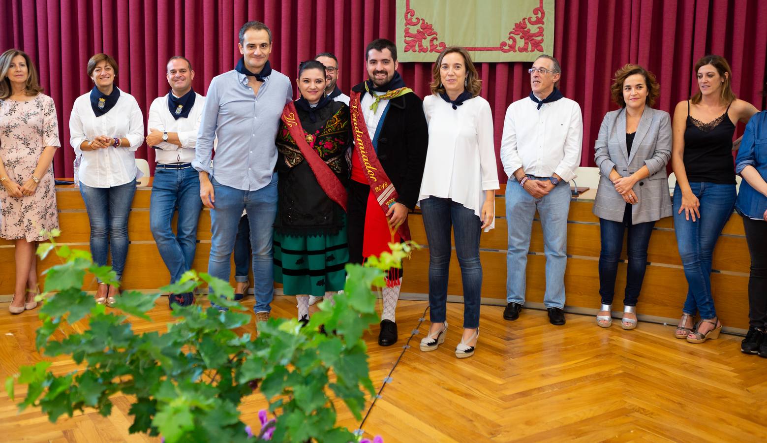 El salón de plenos del Ayuntamiento ha acogido la imposición de pañuelos de las fiestas de San Mateo.