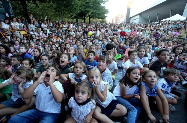 Ni Gorgorito y sus amigos defraudan a los niños riojanos ni éstos a su héroe mofletudo. Generaciones de logroñeses y riojanos han crecido con él. :: Juan Marín