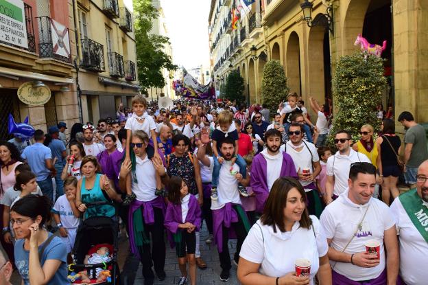 A la calle. El centro de la capital riojana se pobló de gente con ganas de juerga desde horas antes del cohete. Tras su estallido, la ciudad fue un tsunami fiestero.