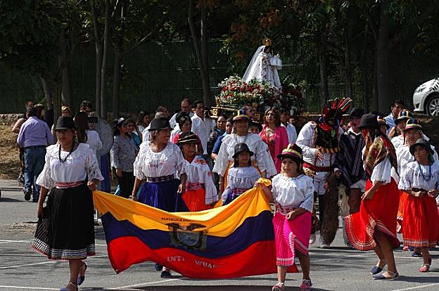 Procesión de la Virgen del Cisne, ayer en Calahorra, con la comunidad ecuatoriana. :: sanda