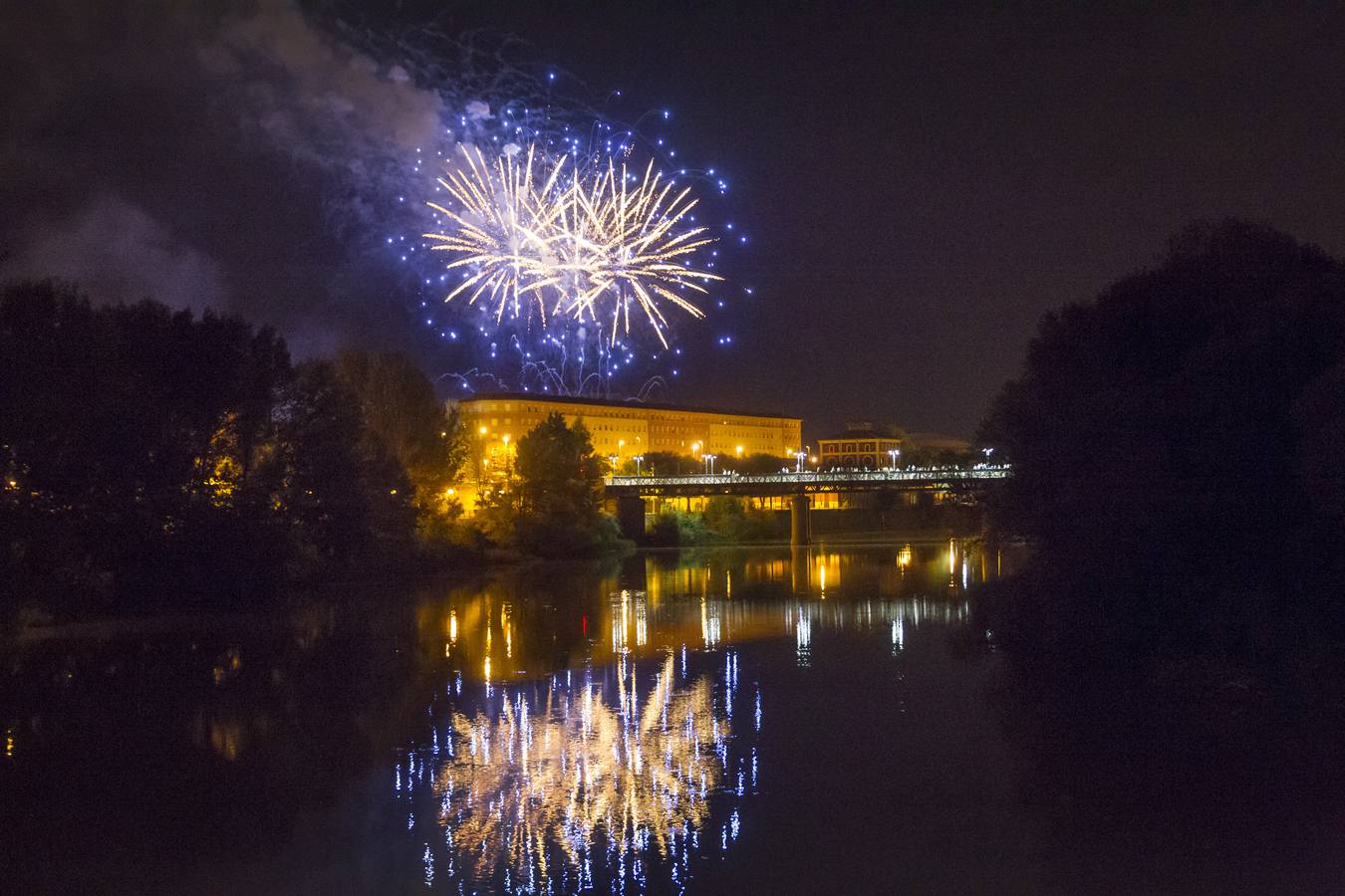 La pirotecnia Vulcano iluminó el cielo de Logroño en la primera noche festiva