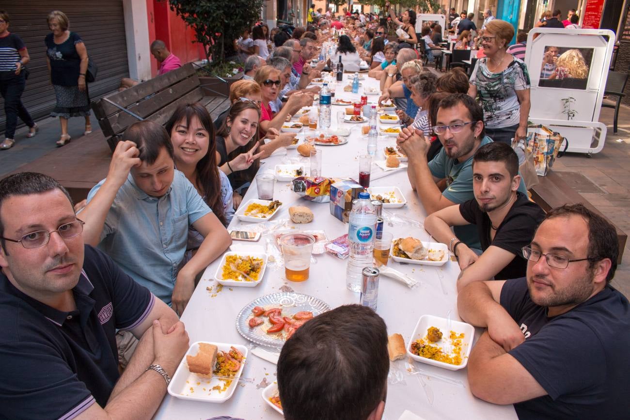 Comida popular 'Paella.. pa todos', que ha reunido en las calles Madrid y Román Gimeno, de Santo Domingo de la Calzada, a 650 personas.