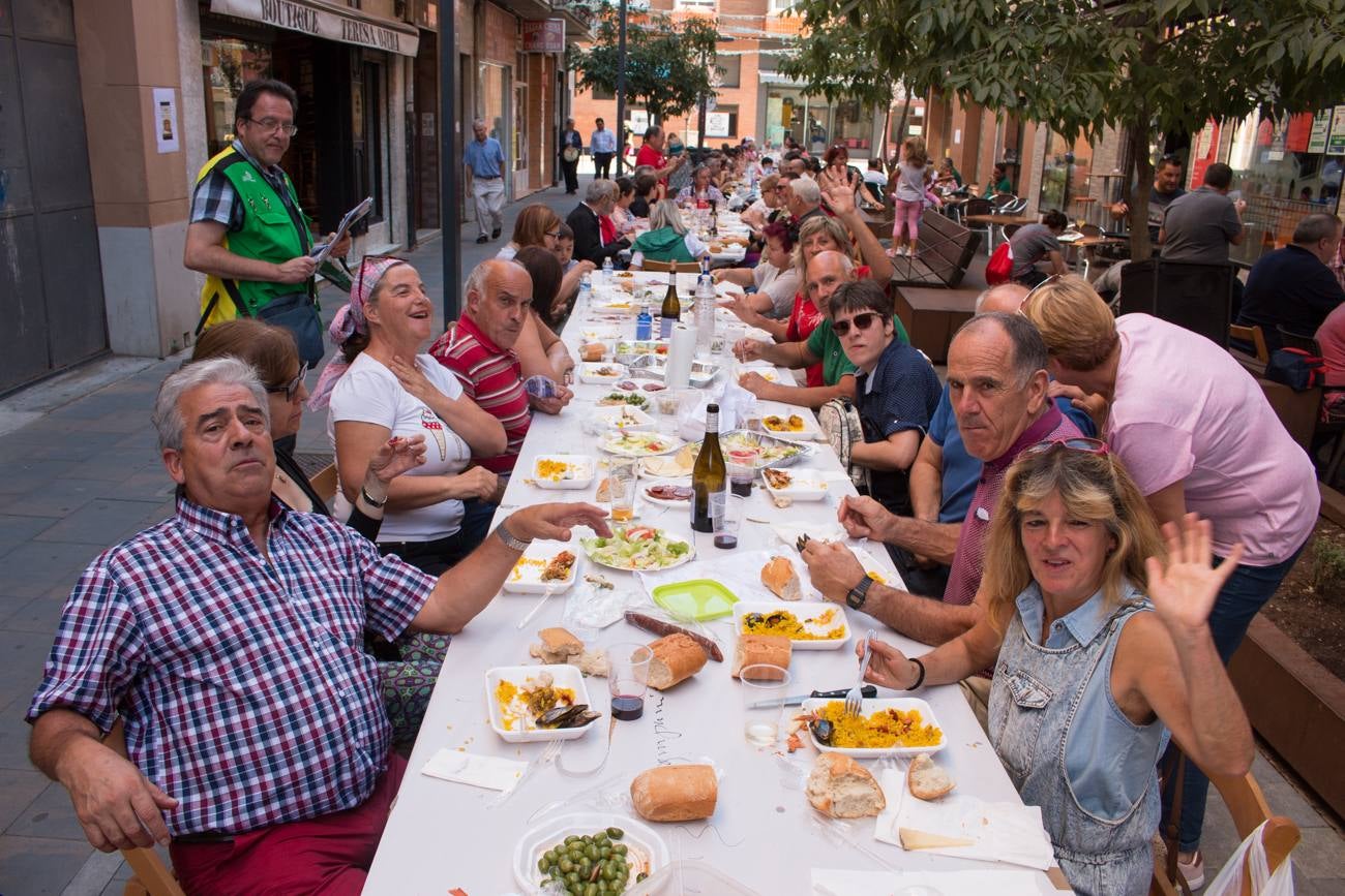 Comida popular 'Paella.. pa todos', que ha reunido en las calles Madrid y Román Gimeno, de Santo Domingo de la Calzada, a 650 personas.