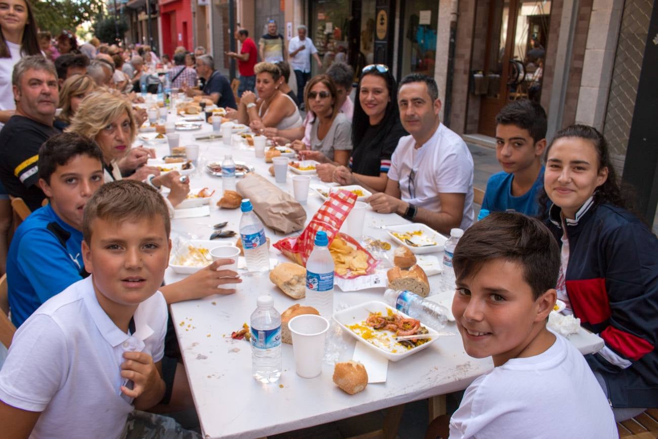 Comida popular 'Paella.. pa todos', que ha reunido en las calles Madrid y Román Gimeno, de Santo Domingo de la Calzada, a 650 personas.