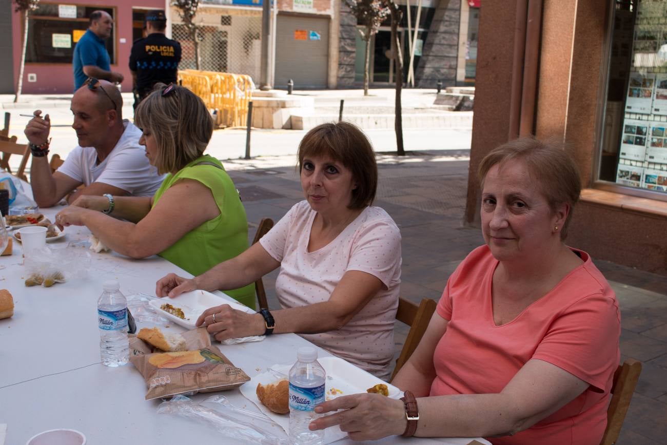 Comida popular 'Paella.. pa todos', que ha reunido en las calles Madrid y Román Gimeno, de Santo Domingo de la Calzada, a 650 personas.