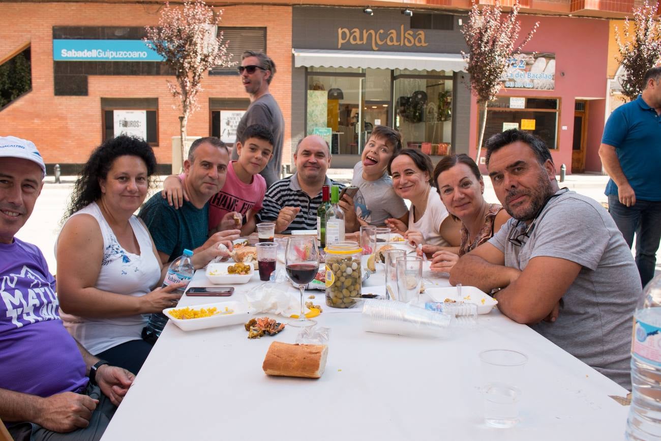 Comida popular 'Paella.. pa todos', que ha reunido en las calles Madrid y Román Gimeno, de Santo Domingo de la Calzada, a 650 personas.