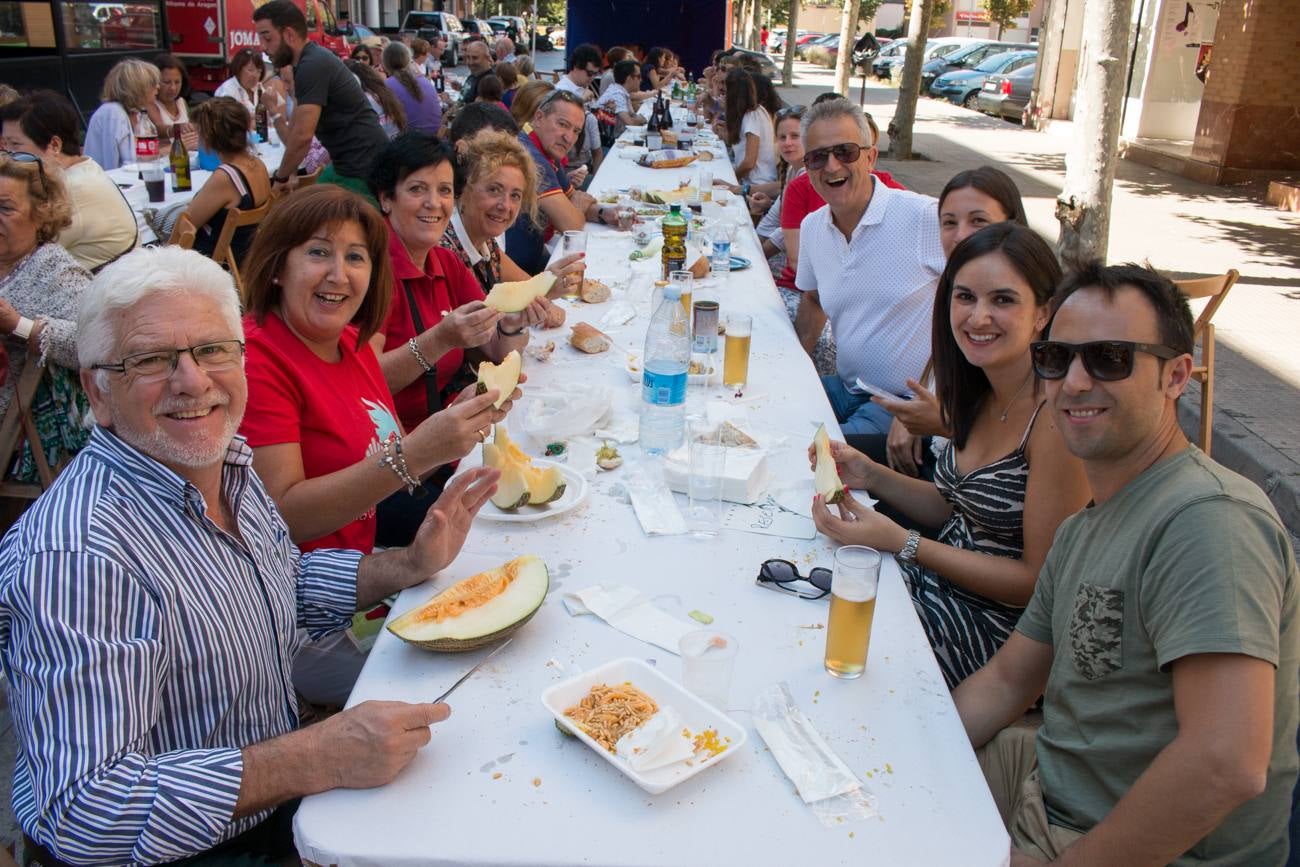 Comida popular 'Paella.. pa todos', que ha reunido en las calles Madrid y Román Gimeno, de Santo Domingo de la Calzada, a 650 personas.