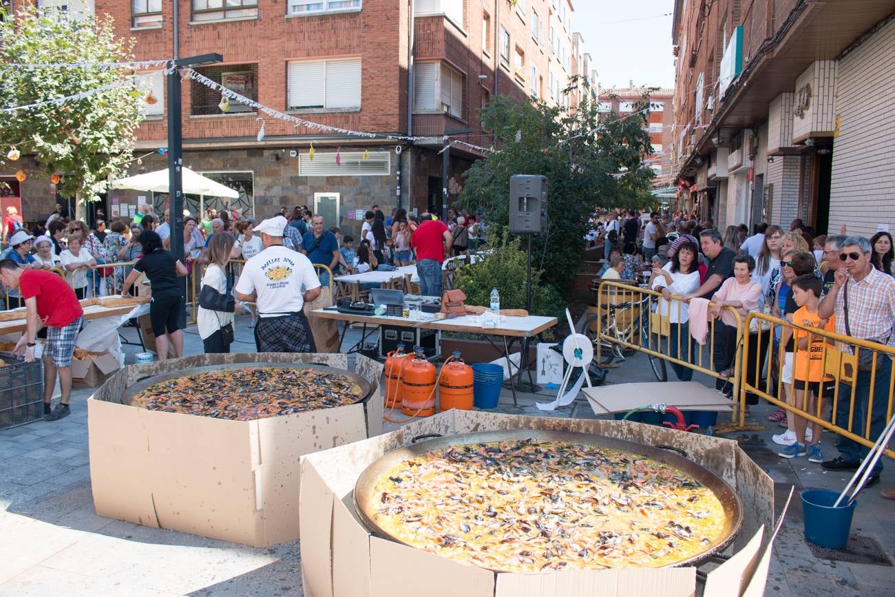 Comida popular 'Paella.. pa todos', que ha reunido en las calles Madrid y Román Gimeno, de Santo Domingo de la Calzada, a 650 personas.