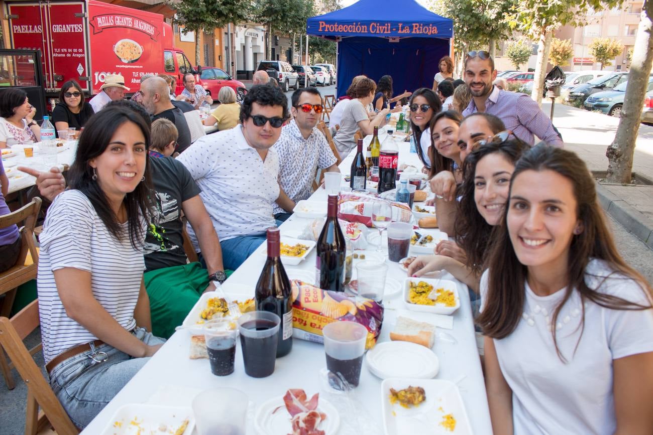 Comida popular 'Paella.. pa todos', que ha reunido en las calles Madrid y Román Gimeno, de Santo Domingo de la Calzada, a 650 personas.