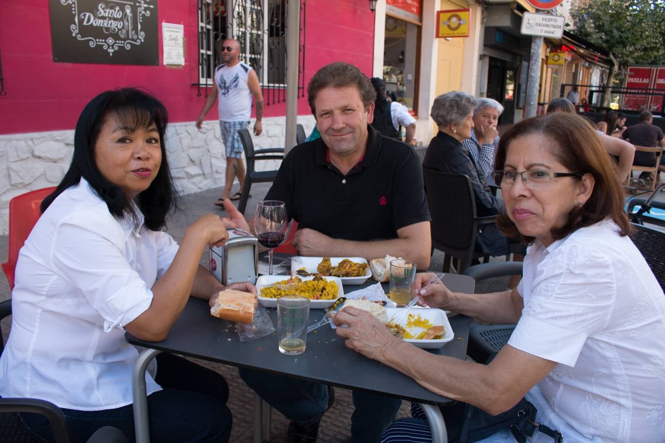 Comida popular 'Paella.. pa todos', que ha reunido en las calles Madrid y Román Gimeno, de Santo Domingo de la Calzada, a 650 personas.