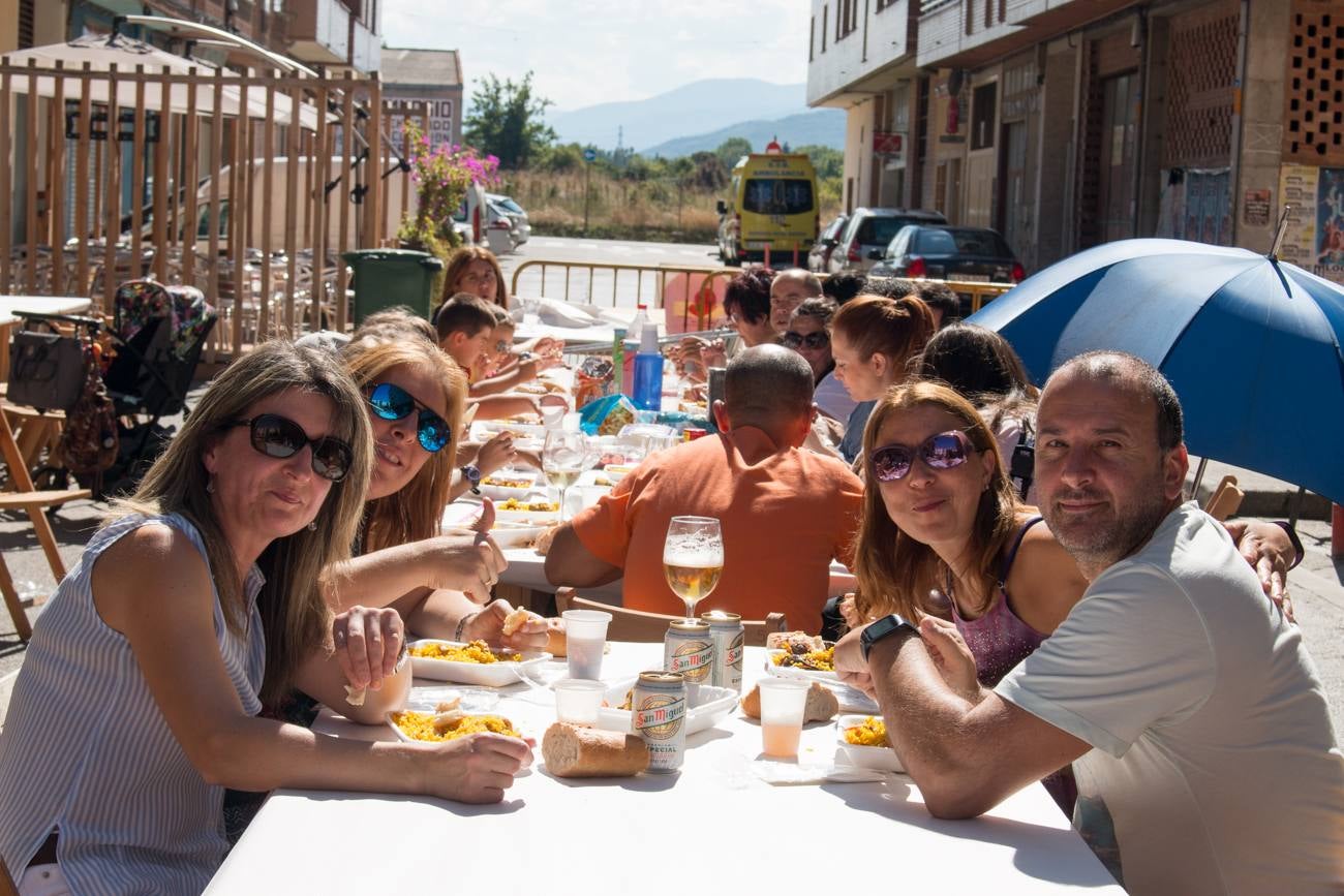 Comida popular 'Paella.. pa todos', que ha reunido en las calles Madrid y Román Gimeno, de Santo Domingo de la Calzada, a 650 personas.