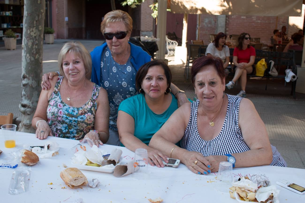 Comida popular 'Paella.. pa todos', que ha reunido en las calles Madrid y Román Gimeno, de Santo Domingo de la Calzada, a 650 personas.