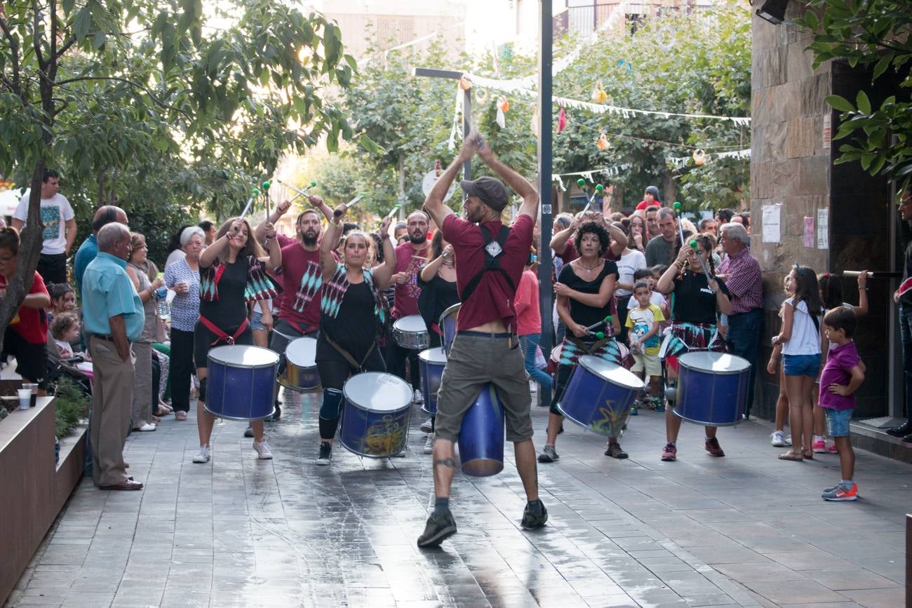 Comida popular 'Paella.. pa todos', que ha reunido en las calles Madrid y Román Gimeno, de Santo Domingo de la Calzada, a 650 personas.