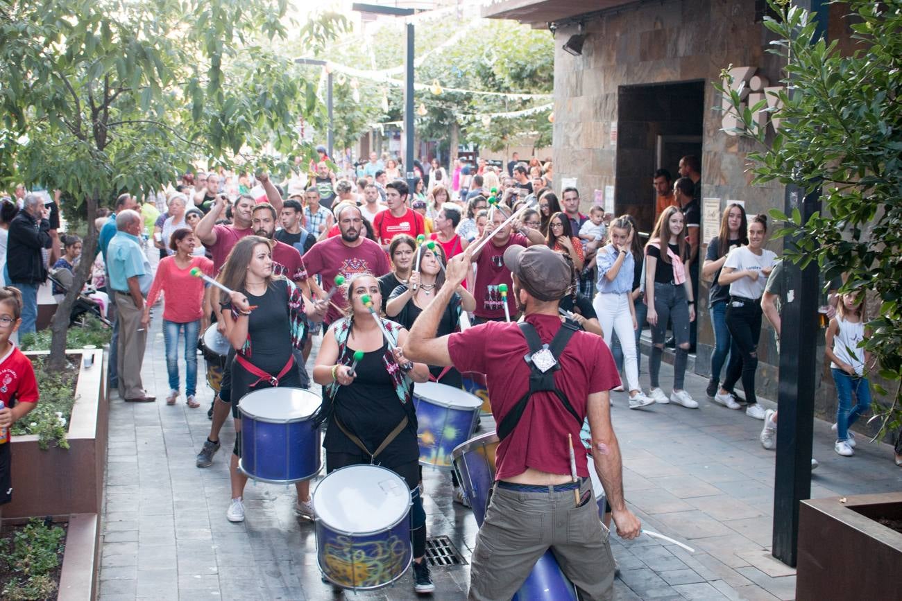 Comida popular 'Paella.. pa todos', que ha reunido en las calles Madrid y Román Gimeno, de Santo Domingo de la Calzada, a 650 personas.