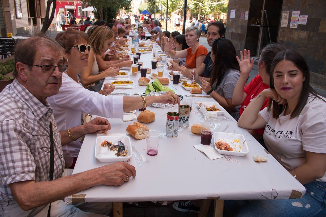 Comida popular 'Paella.. pa todos', que ha reunido en las calles Madrid y Román Gimeno, de Santo Domingo de la Calzada, a 650 personas.