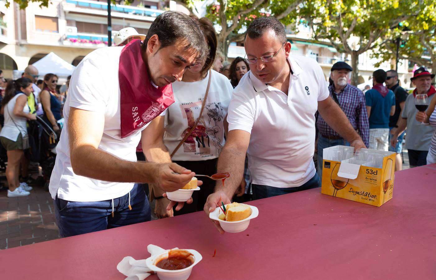 Los asistentes disfrutaron de ricos pinchos y buenos vinos.