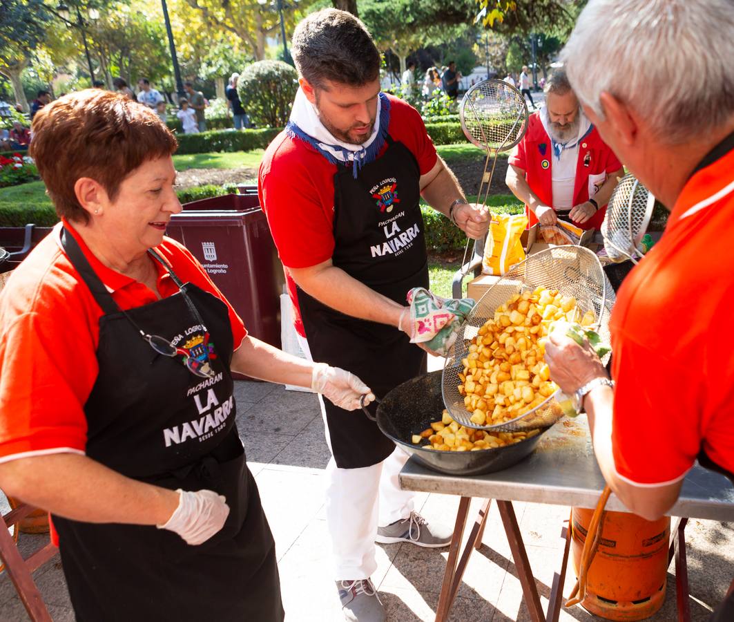 Los asistentes disfrutaron de ricos pinchos y buenos vinos.