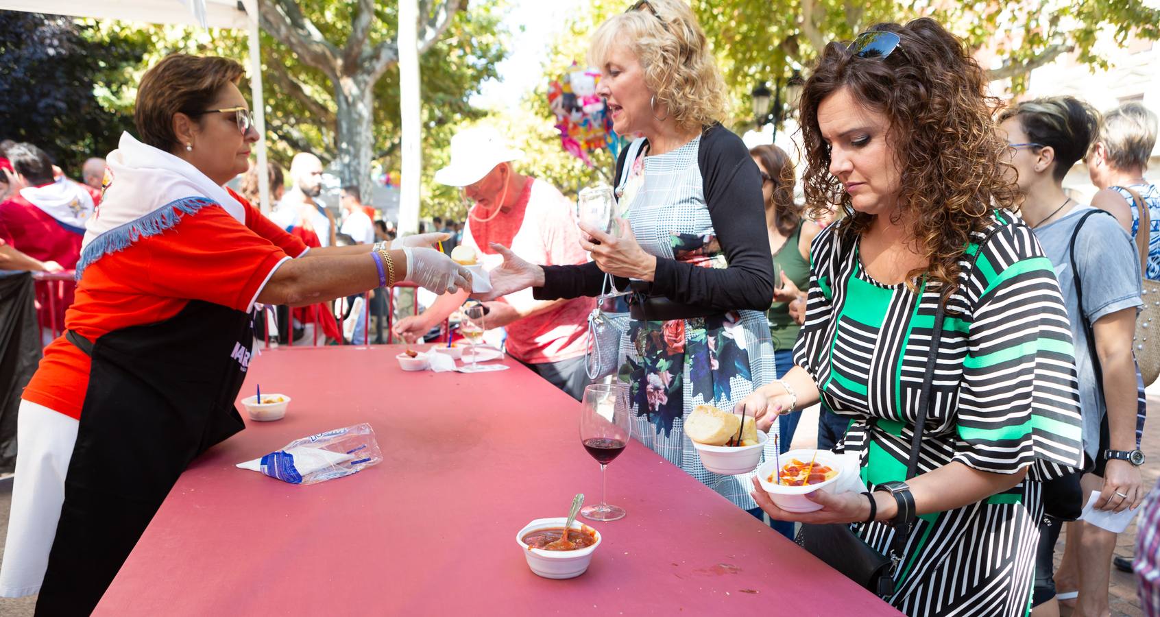 Los asistentes disfrutaron de ricos pinchos y buenos vinos.