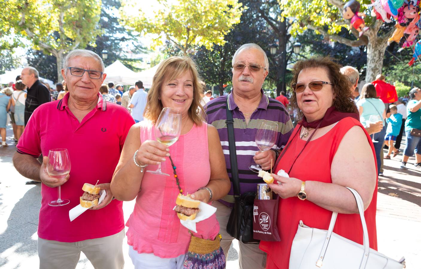 Los asistentes disfrutaron de ricos pinchos y buenos vinos.